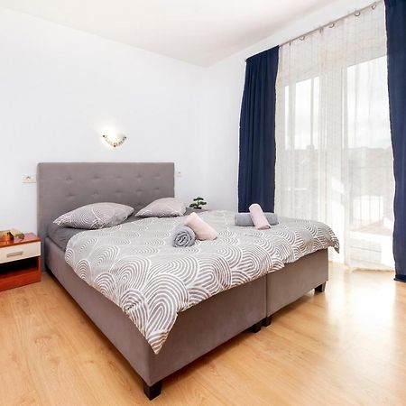 Apartmani Sara-Andrea 로비니 외부 사진