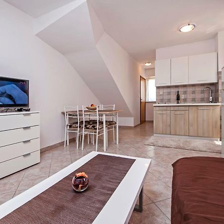 Apartmani Sara-Andrea 로비니 외부 사진