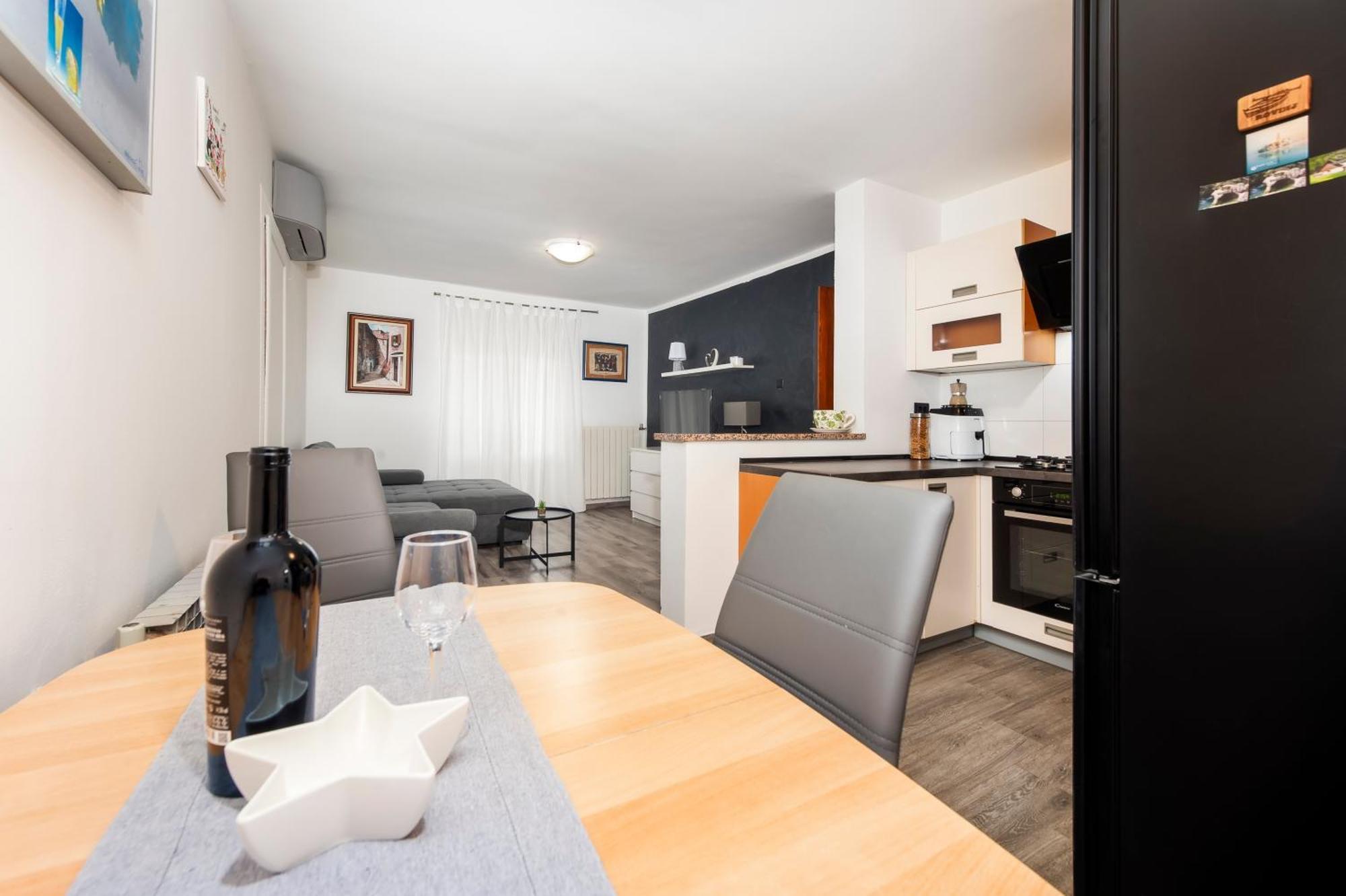 Apartmani Sara-Andrea 로비니 외부 사진