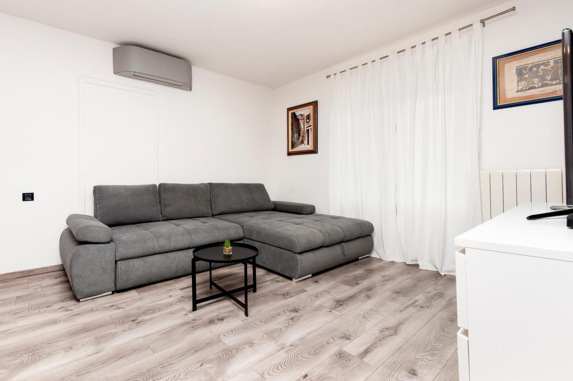 Apartmani Sara-Andrea 로비니 외부 사진
