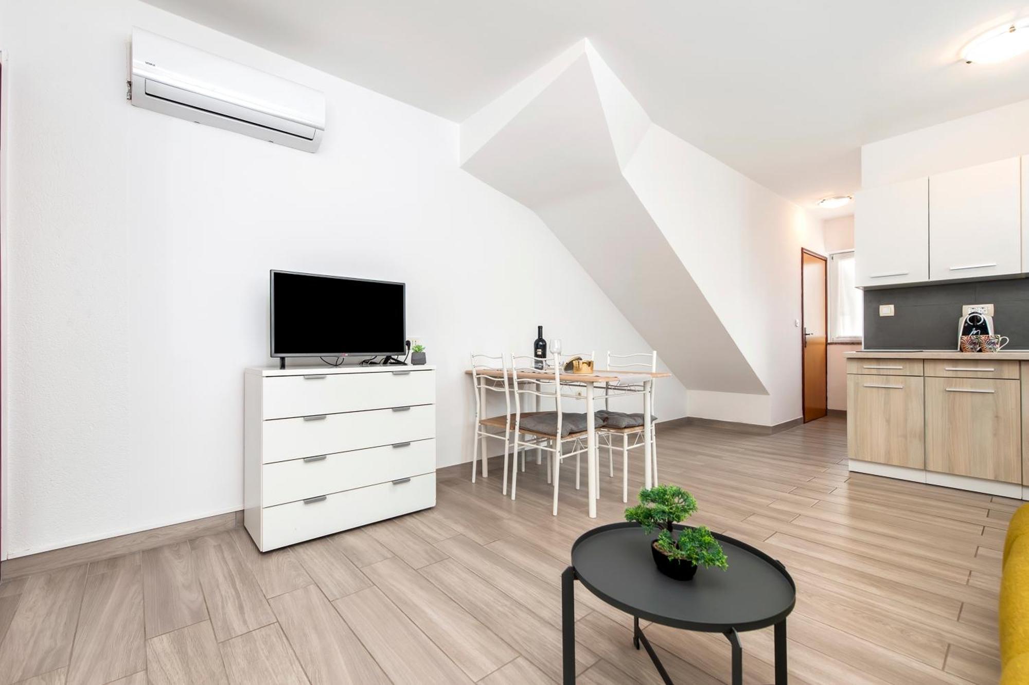 Apartmani Sara-Andrea 로비니 외부 사진