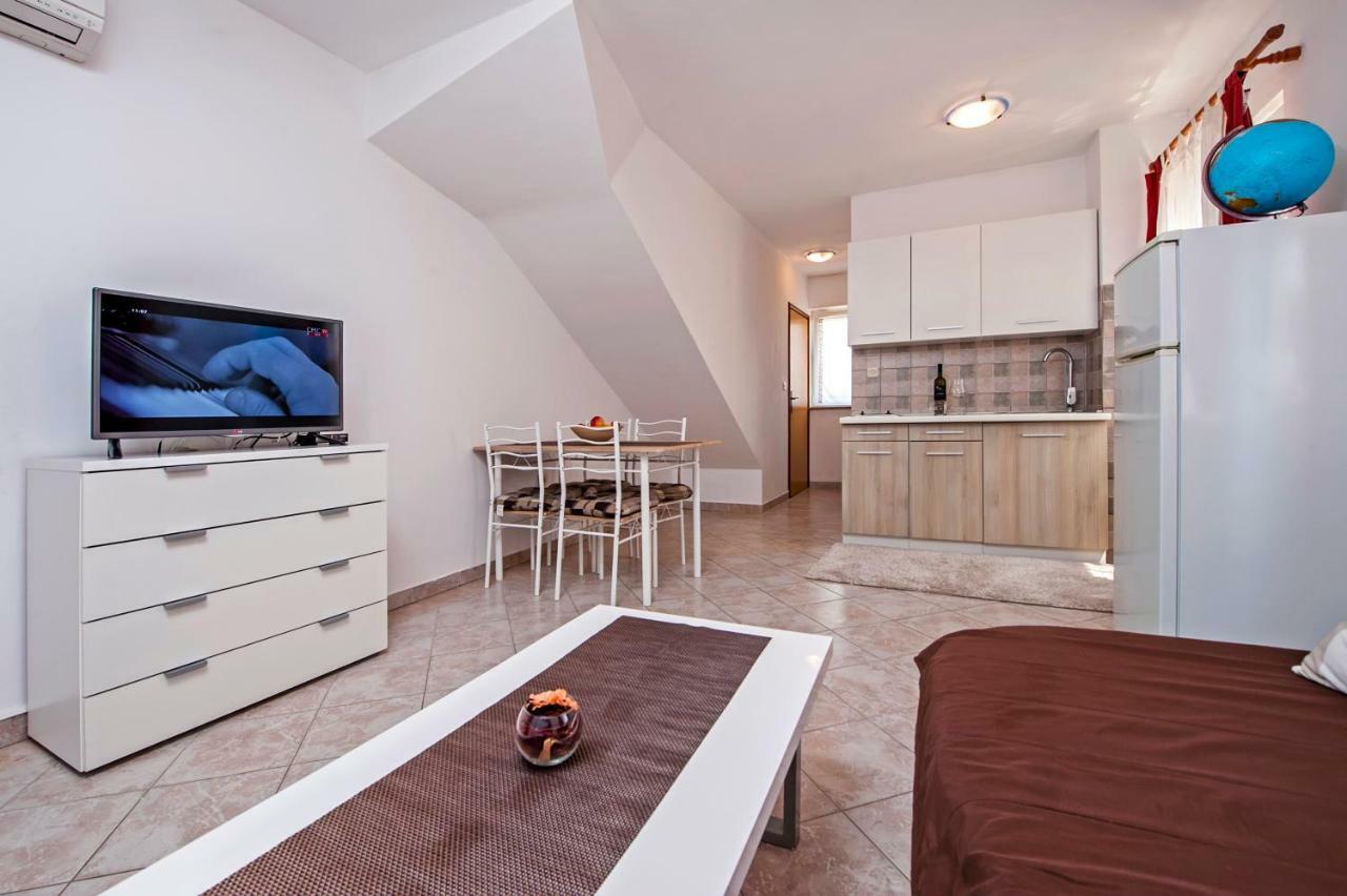 Apartmani Sara-Andrea 로비니 외부 사진
